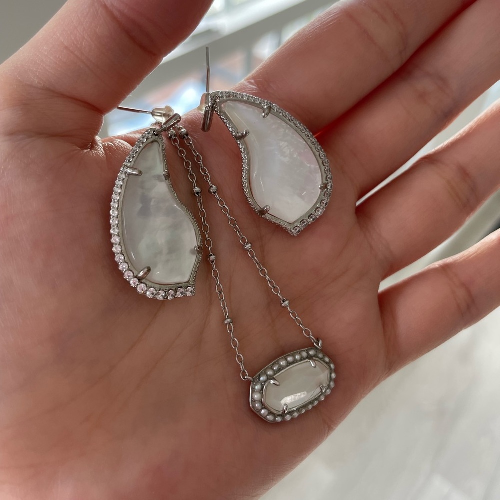 ❤️ SALE ❤️ Kendra Scott Mother of Pearl Drop Earrings and Necklace Set